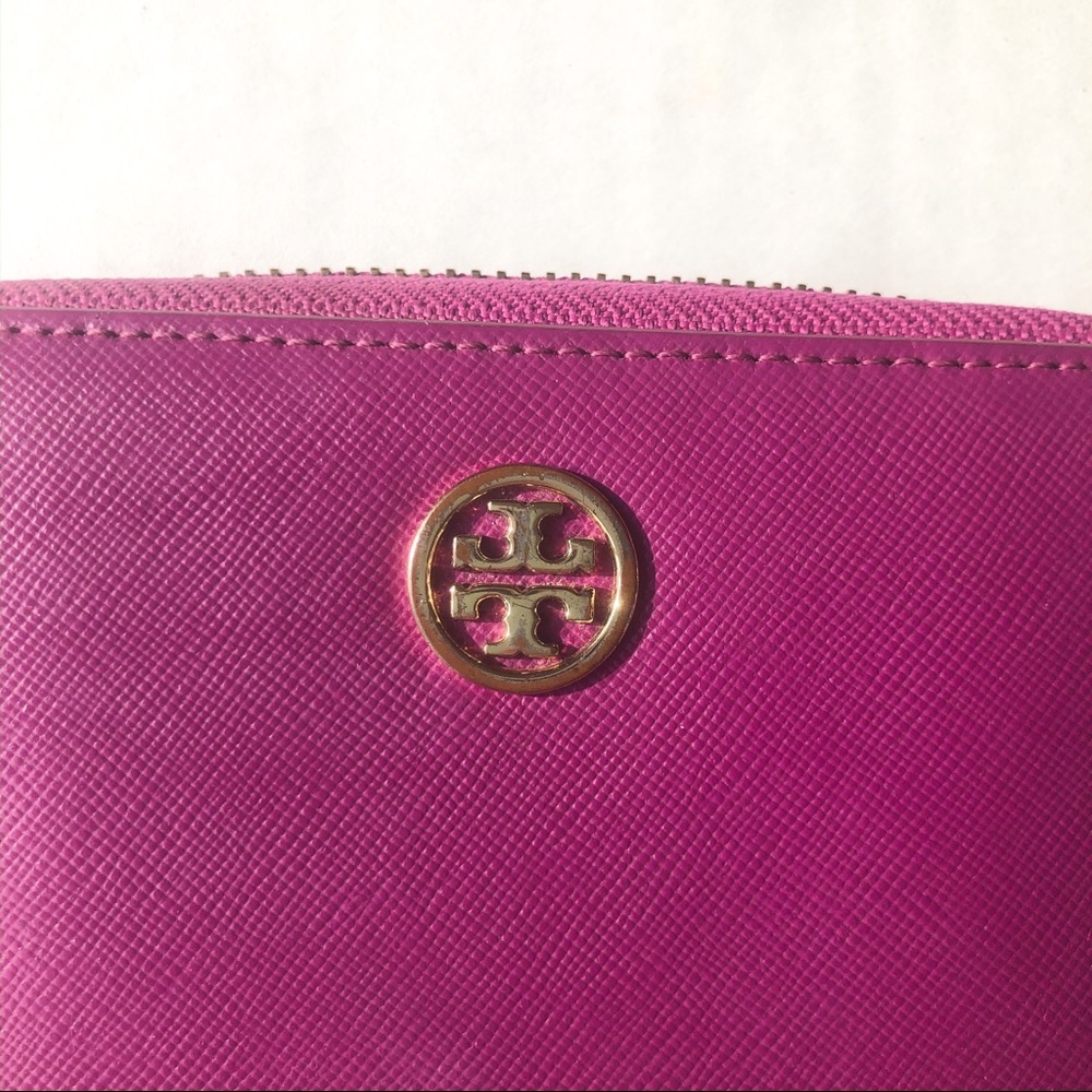 Tory Burch Robinson Wristlet Smartphone Fuchsia - Picture 3 of 8